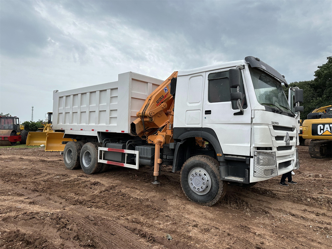 HOWO 371 Mounted Crane Dump truck - Sunkvežimis su kranu: foto 4 HOWO 371 Mounted Crane Dump truck - Sunkvežimis su kranu: foto 4