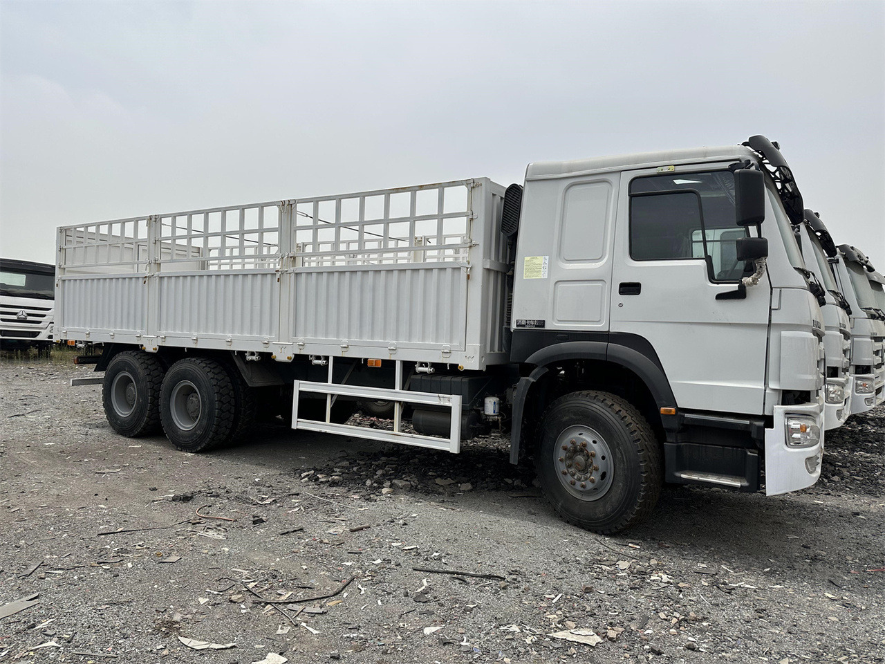 SINOTRUK HOWO 371 Cargo truck - Gyvulių pervežimo sunkvežimis: foto 3 SINOTRUK HOWO 371 Cargo truck - Gyvulių pervežimo sunkvežimis: foto 3