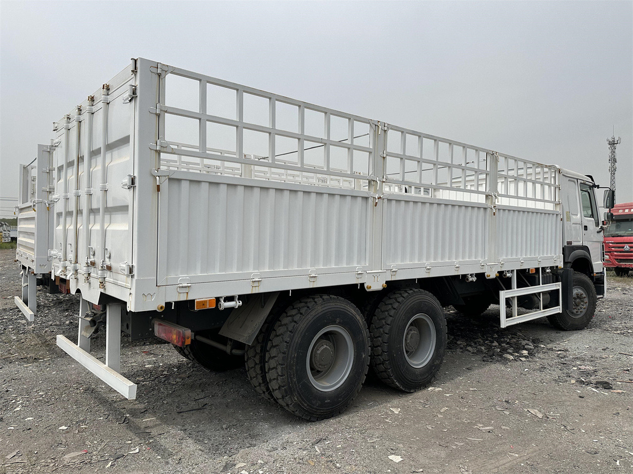 SINOTRUK HOWO 371 Cargo truck - Gyvulių pervežimo sunkvežimis: foto 4 SINOTRUK HOWO 371 Cargo truck - Gyvulių pervežimo sunkvežimis: foto 4