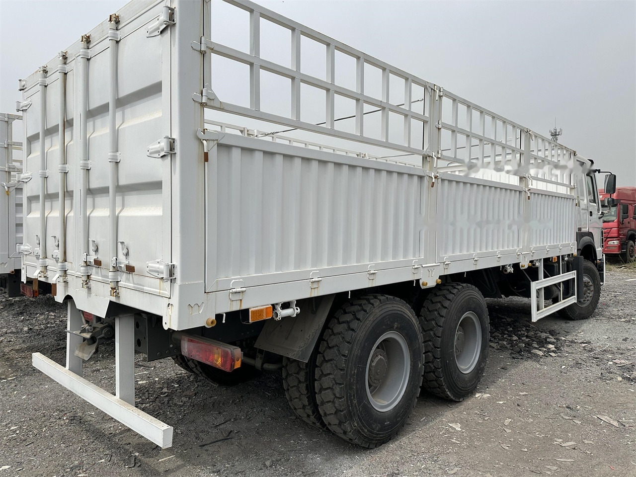 SINOTRUK HOWO 371 Cargo truck - Gyvulių pervežimo sunkvežimis: foto 3 SINOTRUK HOWO 371 Cargo truck - Gyvulių pervežimo sunkvežimis: foto 3
