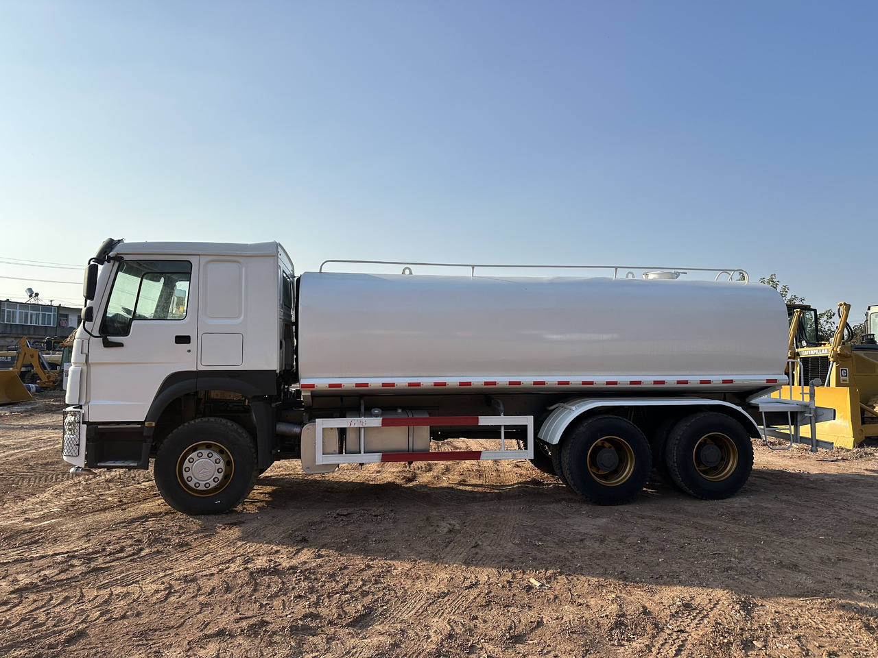 SINOTRUK HOWO 371 Water Tanker Truck - Autocisterna: foto 5 SINOTRUK HOWO 371 Water Tanker Truck - Autocisterna: foto 5