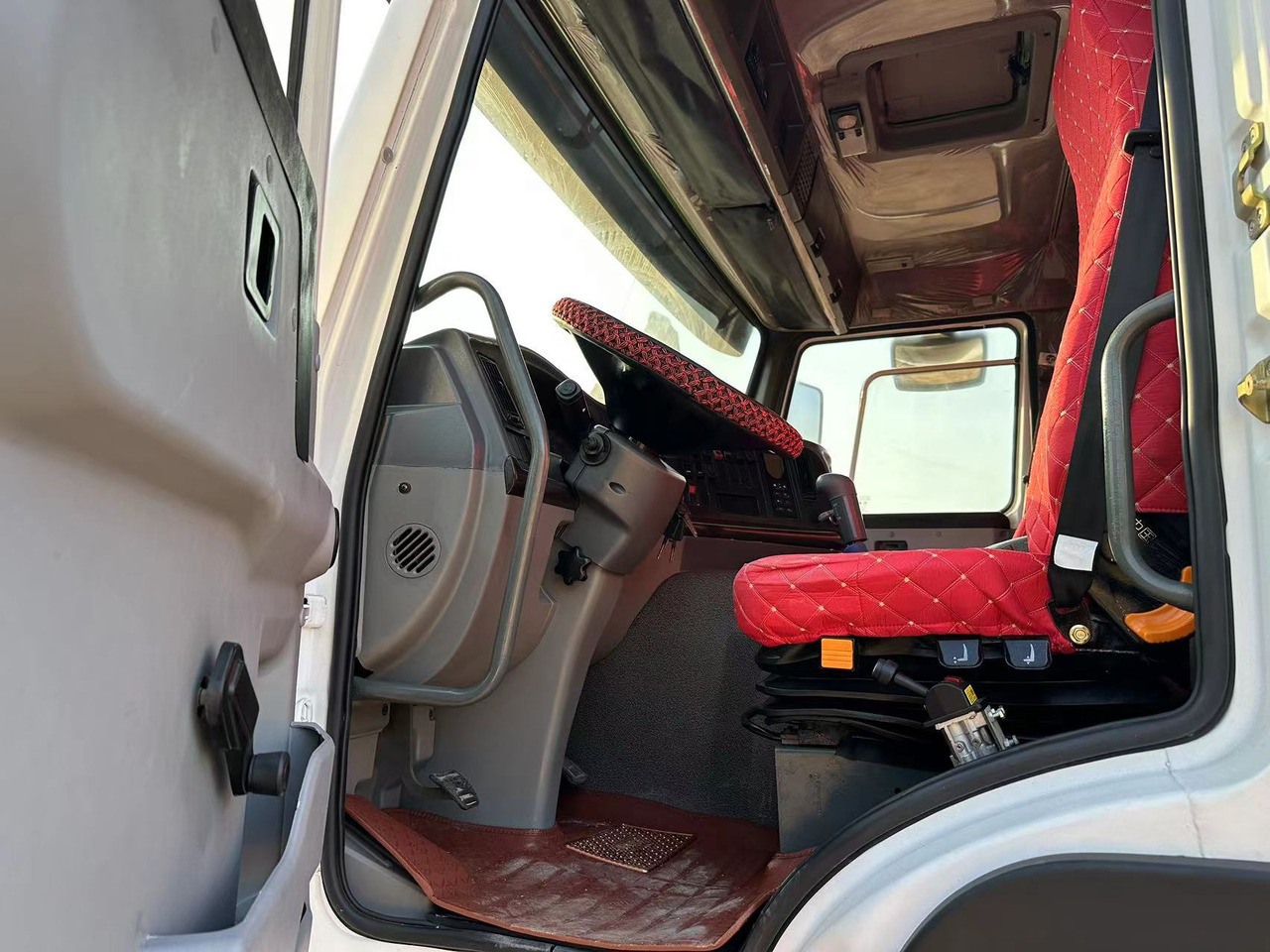 Savivartis sunkvežimis pervežimui siloso SINOTRUK HOWO 371hp 6x4: foto 11