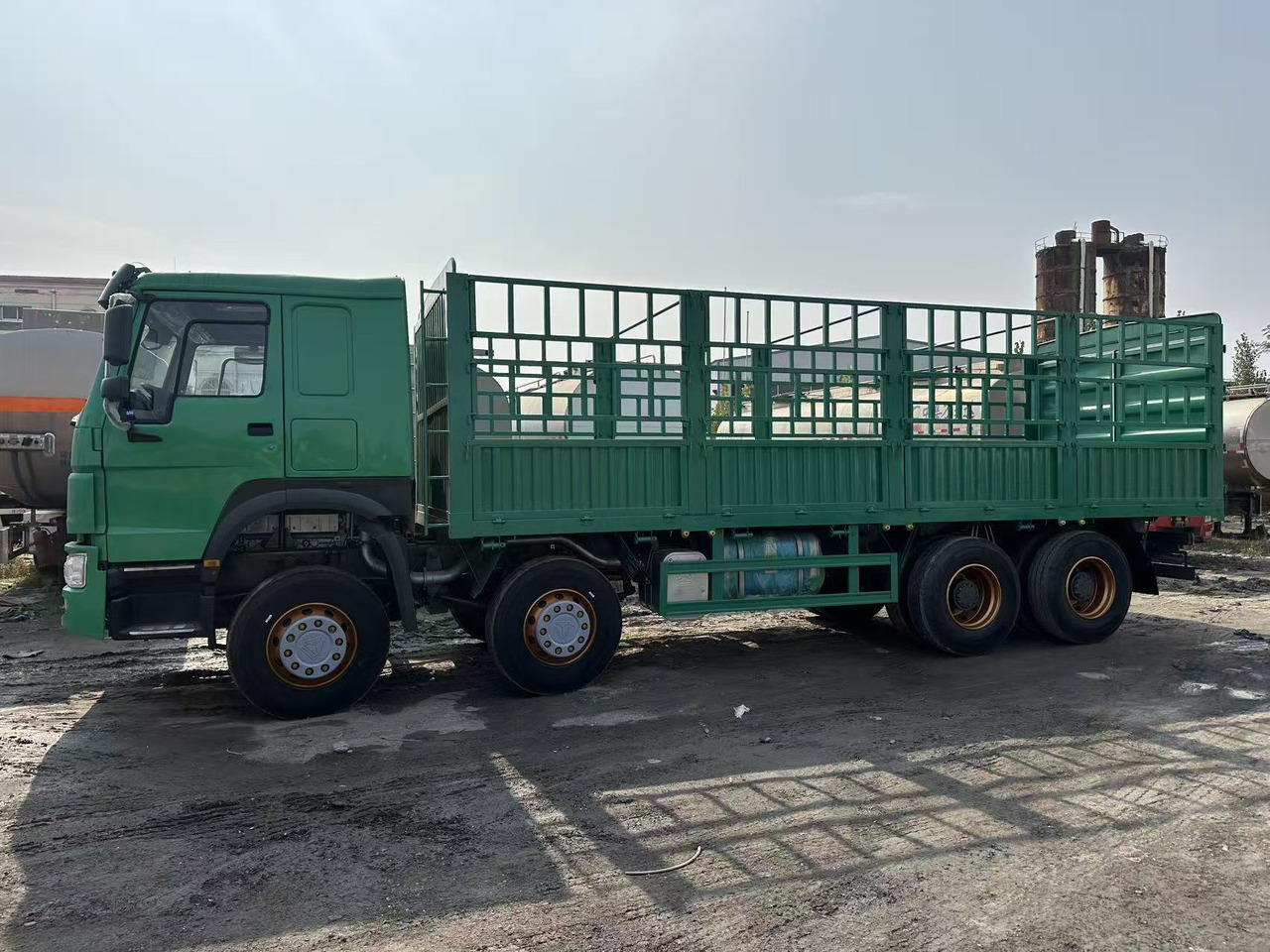 SINOTRUK HOWO 420hp 8x4 fence truck - Platforminis/ Bortinis sunkvežimis: foto 3 SINOTRUK HOWO 420hp 8x4 fence truck - Platforminis/ Bortinis sunkvežimis: foto 3