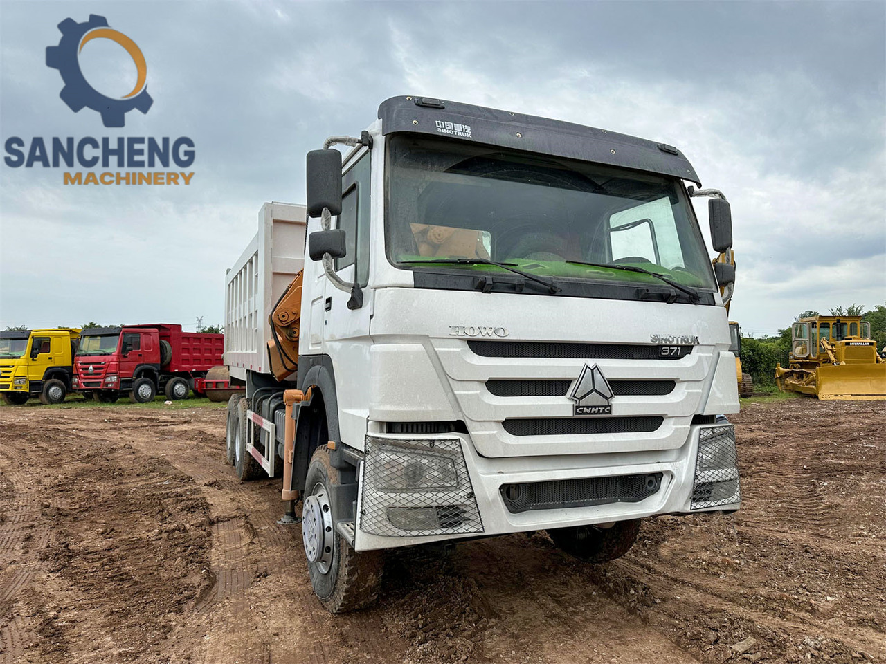SINOTRUK Howo 371 6x4 crane truck - Sunkvežimis su kranu: foto 2 SINOTRUK Howo 371 6x4 crane truck - Sunkvežimis su kranu: foto 2