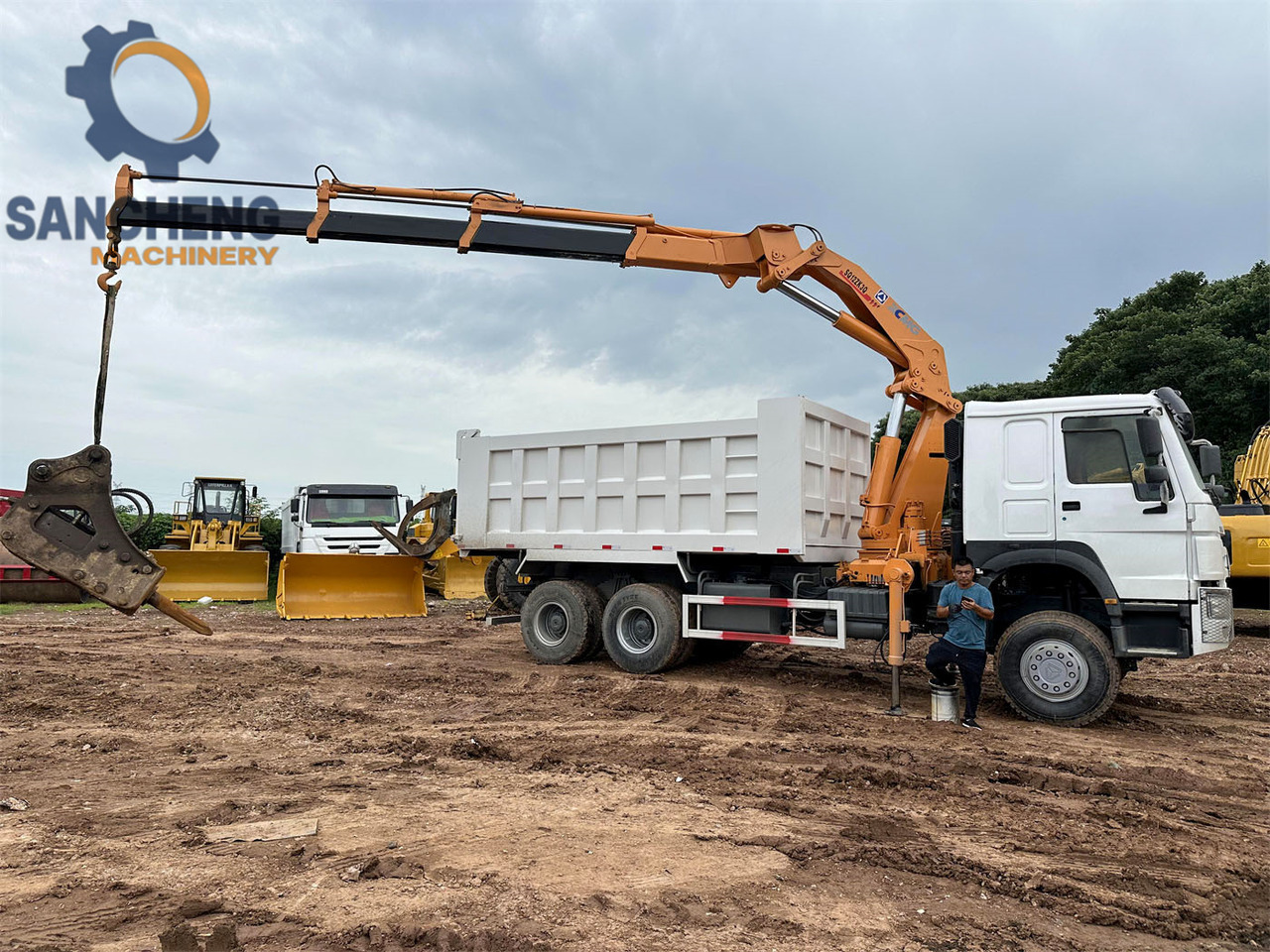 SINOTRUK Howo 371 6x4 crane truck - Sunkvežimis su kranu: foto 5 SINOTRUK Howo 371 6x4 crane truck - Sunkvežimis su kranu: foto 5