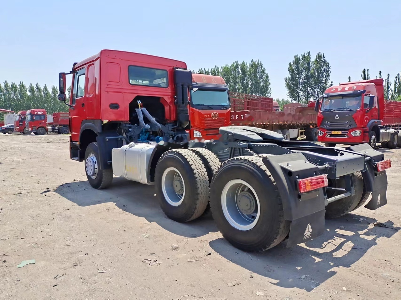 SINOTRUK Howo tractor unit 420 - Vilkikas: foto 2 SINOTRUK Howo tractor unit 420 - Vilkikas: foto 2