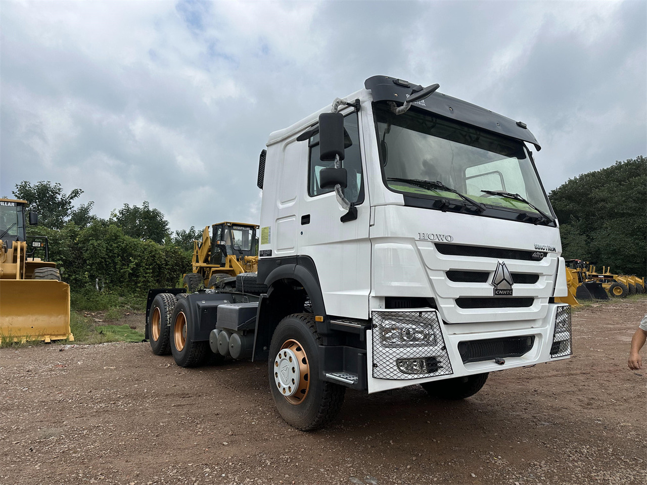 SINOTRUK Howo tractor unit 420hp - Vilkikas: foto 1 SINOTRUK Howo tractor unit 420hp - Vilkikas: foto 1