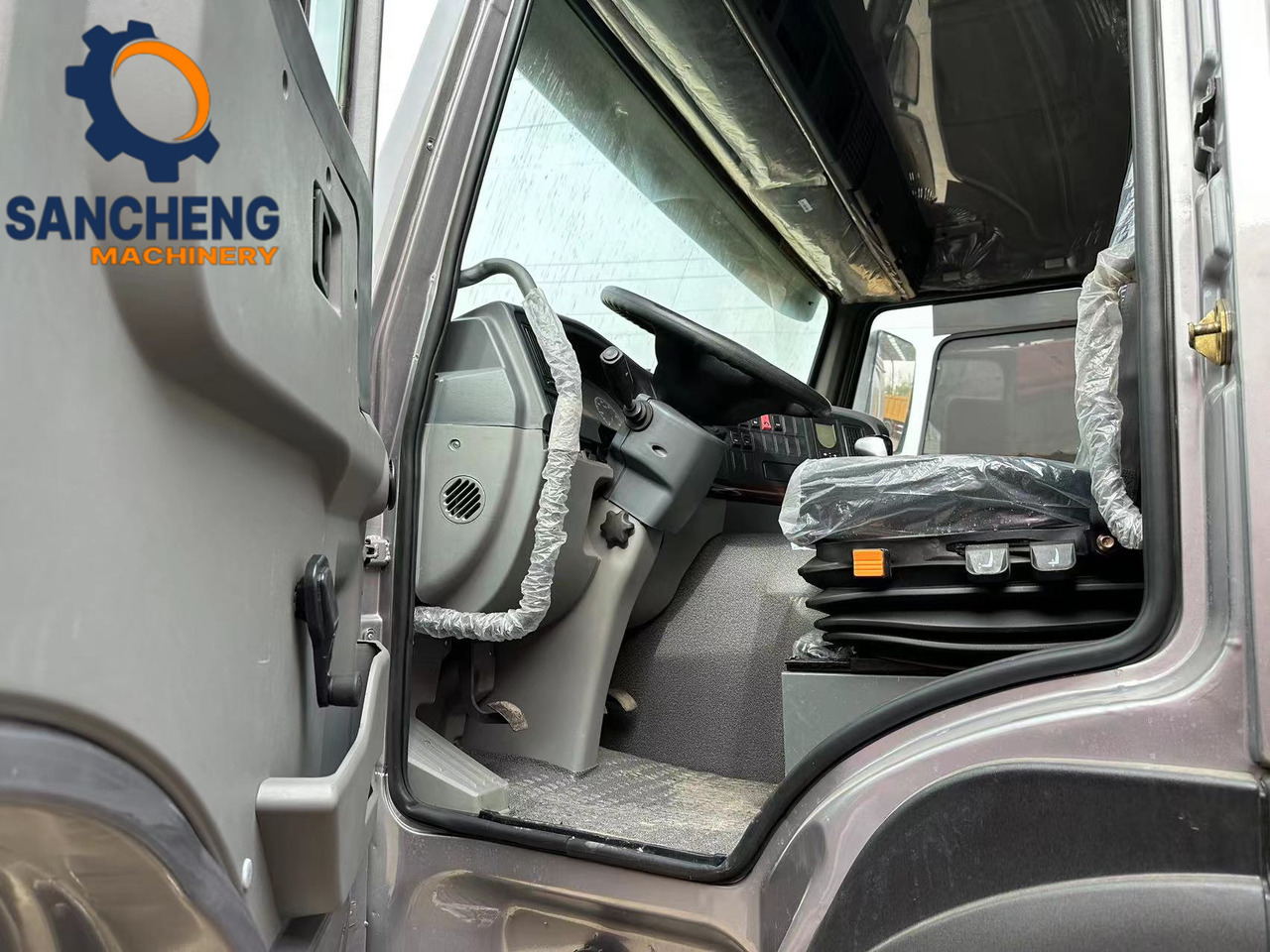 Sinotruk HOWO 380hp 6x4 tractor lizingą Sinotruk HOWO 380hp 6x4 tractor: foto 8 Sinotruk HOWO 380hp 6x4 tractor lizingą Sinotruk HOWO 380hp 6x4 tractor: foto 8