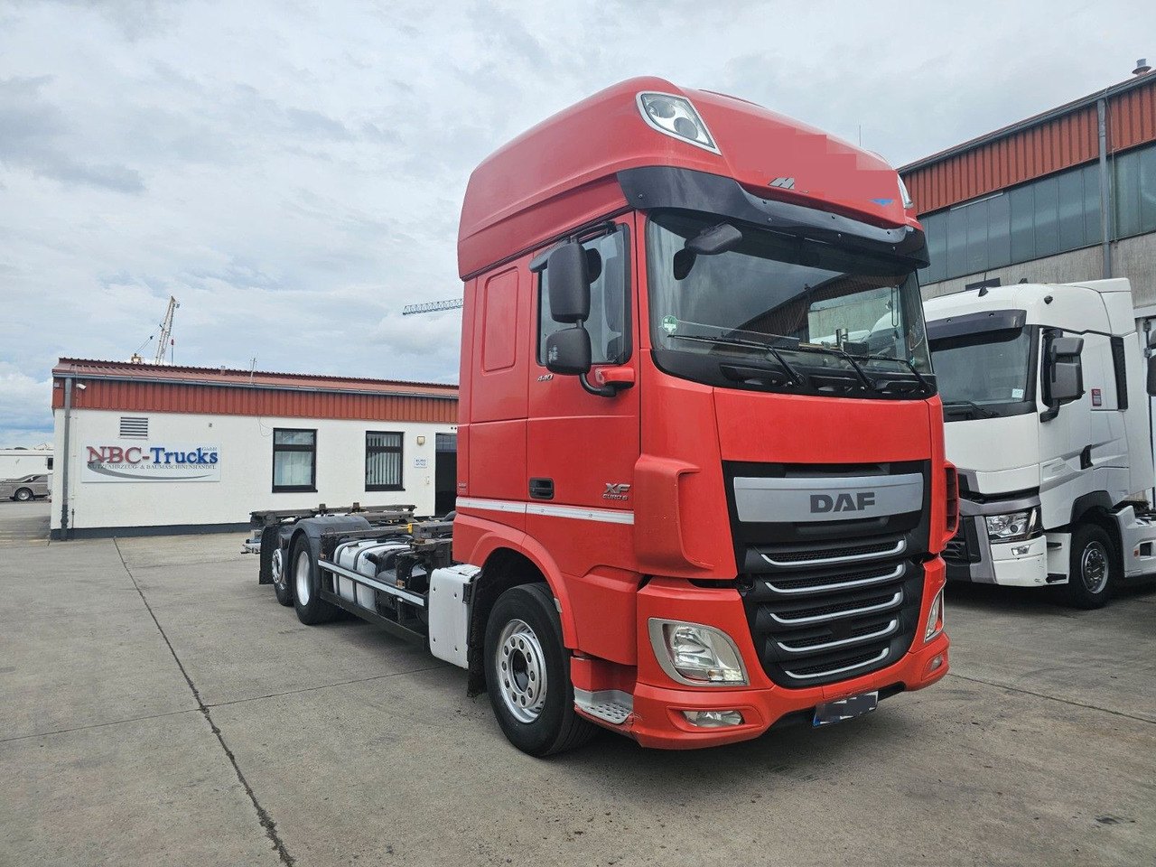 DAF XF 440 FAR * MUTLI * 2X TANK * RETARDER * STANDH - Konteineris-vežimus/ Sukeisti kūną sunkvežimis: foto 3 DAF XF 440 FAR * MUTLI * 2X TANK * RETARDER * STANDH - Konteineris-vežimus/ Sukeisti kūną sunkvežimis: foto 3