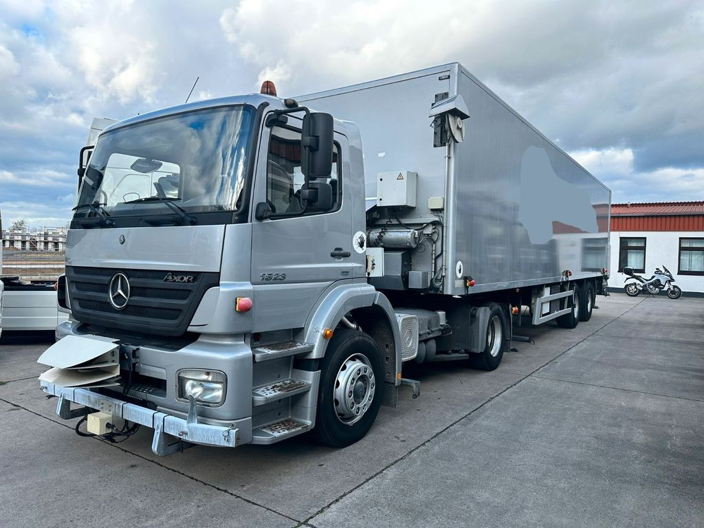 Mercedes-Benz AXOR 1823 * KLIMA * 82.00 KM*MIT HEIWO AUFLIEGER - Vilkikas: foto 1 Mercedes-Benz AXOR 1823 * KLIMA * 82.00 KM*MIT HEIWO AUFLIEGER - Vilkikas: foto 1