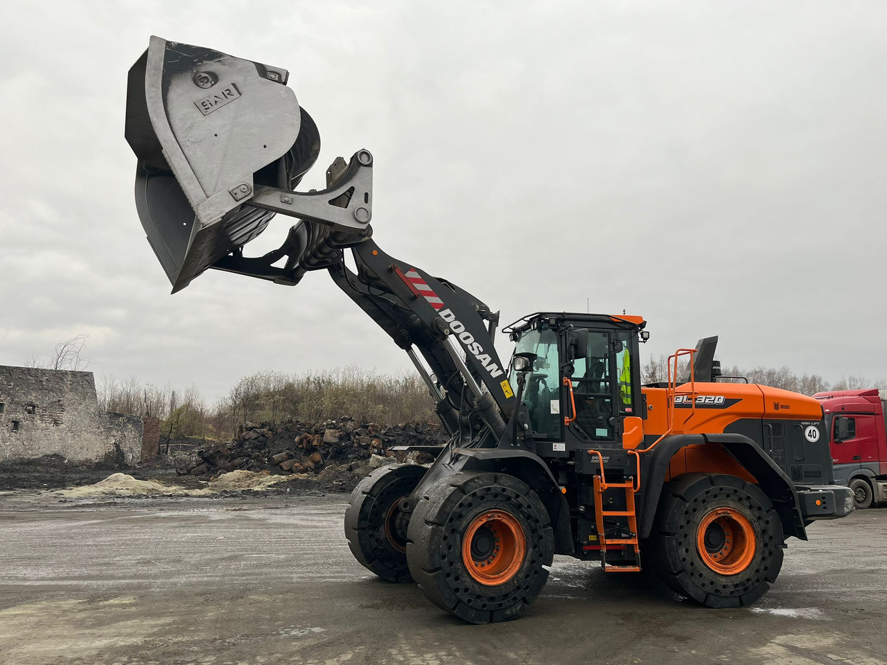 DOOSAN DL320-7 - Ratinis krautuvas: foto 1 DOOSAN DL320-7 - Ratinis krautuvas: foto 1