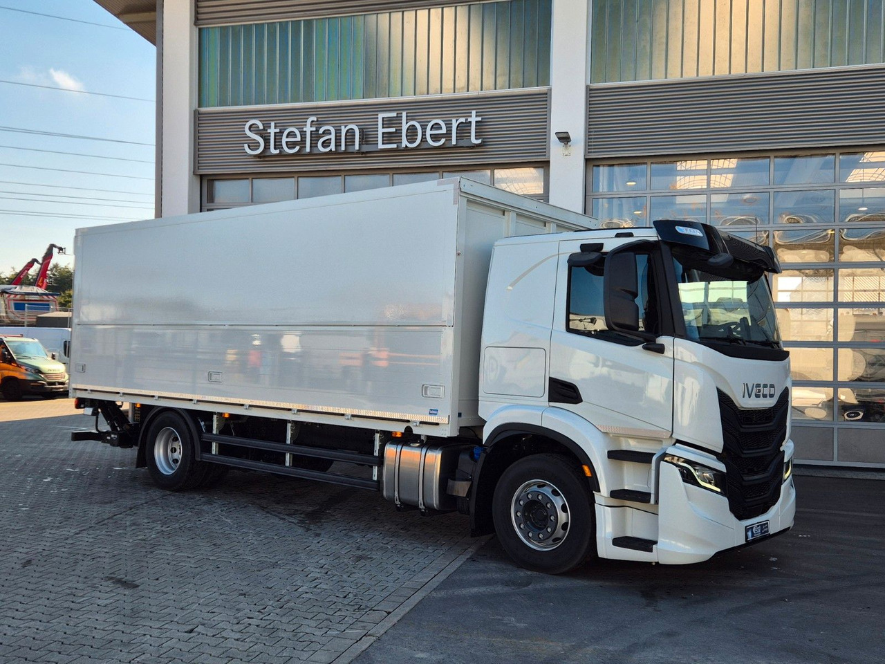 Iveco AT190S40/FP Böse Schwenkwand LBW AHK - Furgonas sunkvežimis: foto 4 Iveco AT190S40/FP Böse Schwenkwand LBW AHK - Furgonas sunkvežimis: foto 4