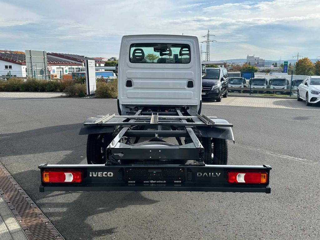 Iveco Daily 50C18 3.0L *R3750mm*Navi*Klima* 3x - Važiuoklės sunkvežimis: foto 4 Iveco Daily 50C18 3.0L *R3750mm*Navi*Klima* 3x - Važiuoklės sunkvežimis: foto 4