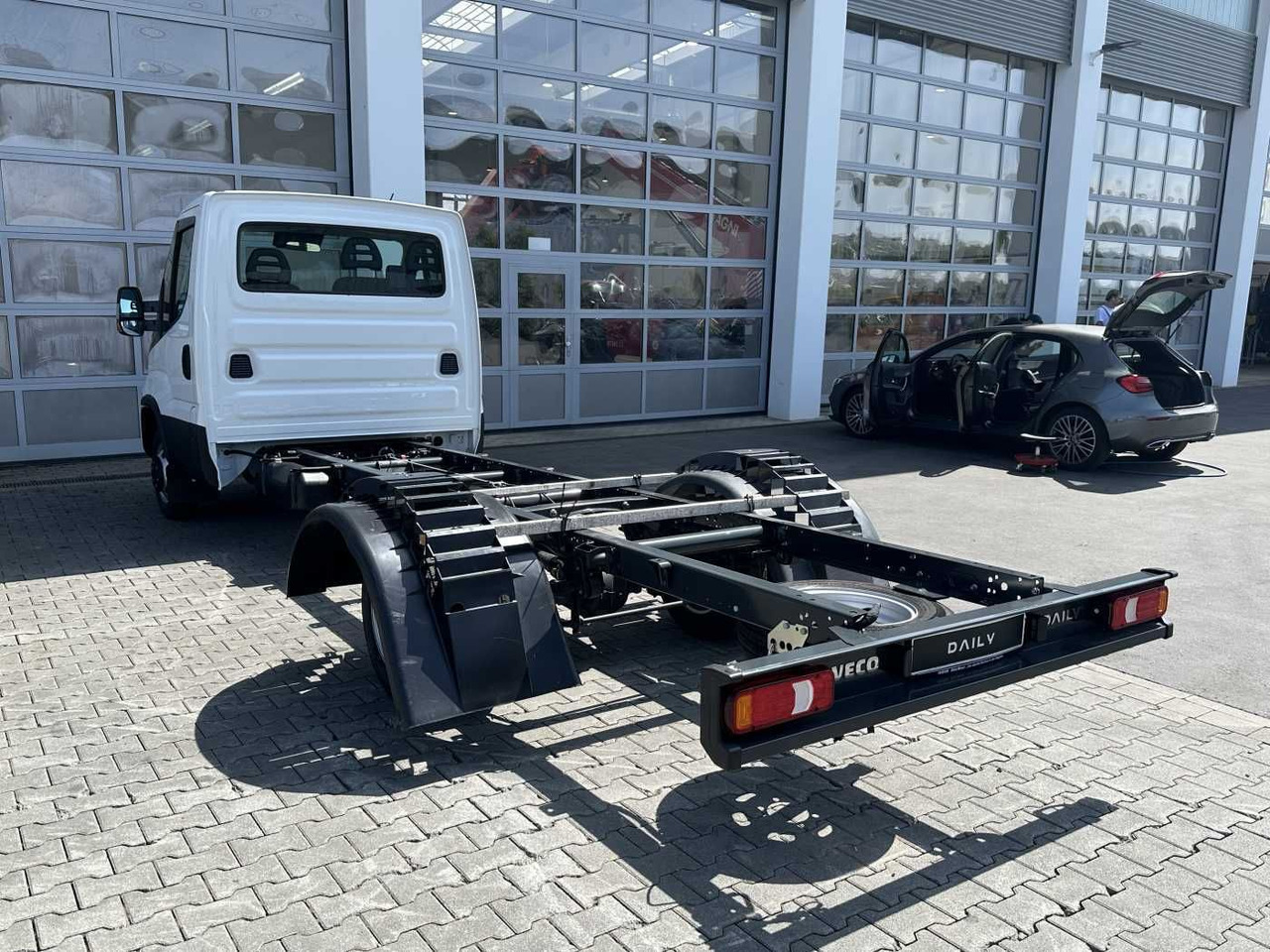 Iveco Daily 50C18 H 3.0L *R4.350mm*Klima* - Važiuoklės sunkvežimis: foto 3 Iveco Daily 50C18 H 3.0L *R4.350mm*Klima* - Važiuoklės sunkvežimis: foto 3