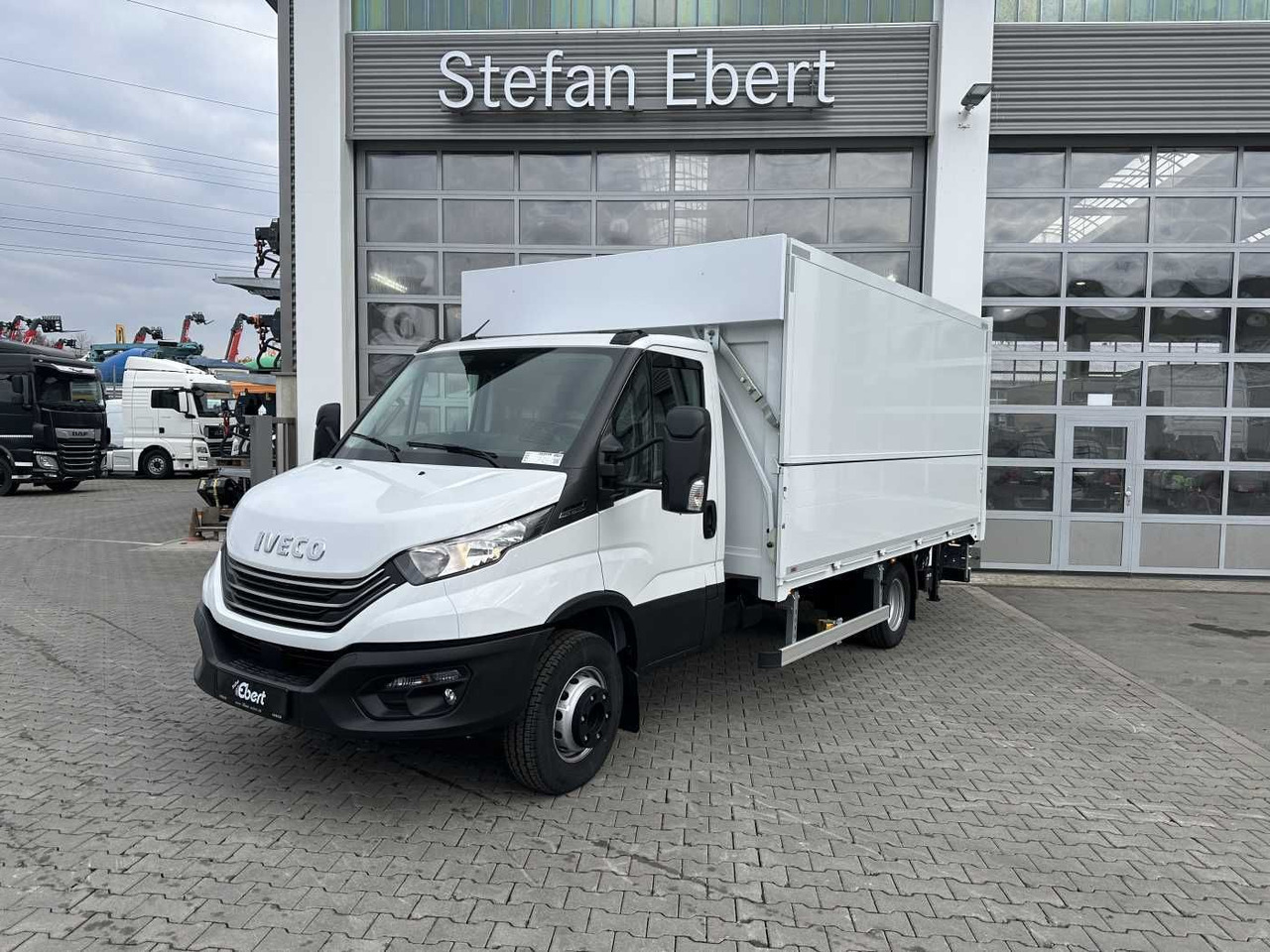 Iveco Daily 70C18 HA8 *LBW*Schwenkwandkoffer* - Furgonas su krovinių dėže: foto 1 Iveco Daily 70C18 HA8 *LBW*Schwenkwandkoffer* - Furgonas su krovinių dėže: foto 1