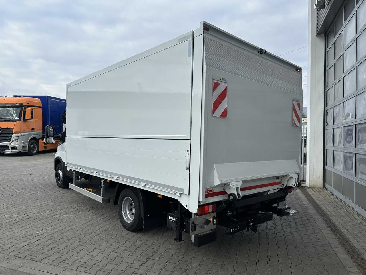 Iveco Daily 70C18 HA8 *LBW*Schwenkwandkoffer* - Furgonas su krovinių dėže: foto 5 Iveco Daily 70C18 HA8 *LBW*Schwenkwandkoffer* - Furgonas su krovinių dėže: foto 5