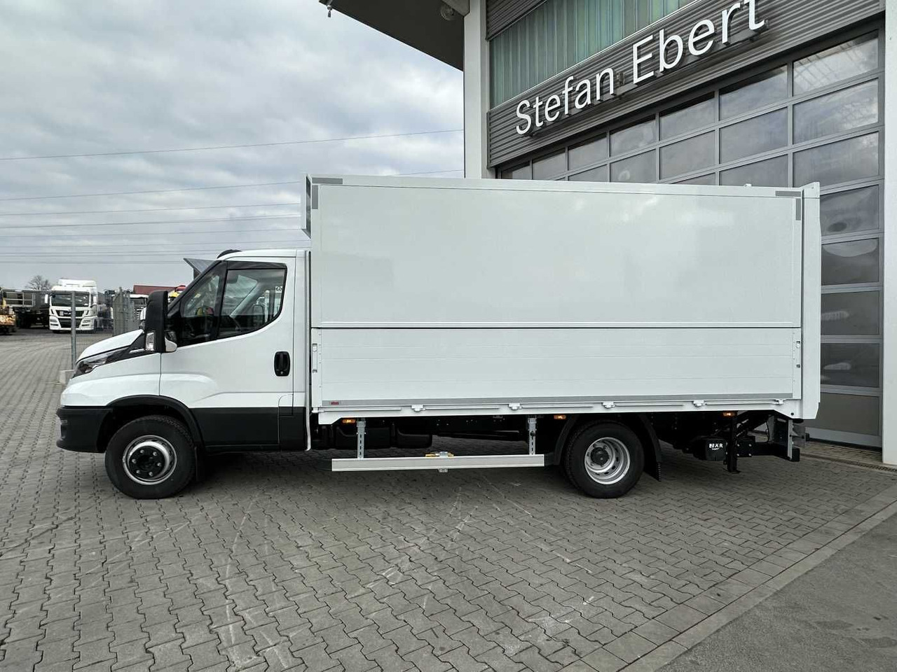 Iveco Daily 70C18 HA8 *LBW*Schwenkwandkoffer* - Furgonas su krovinių dėže: foto 2 Iveco Daily 70C18 HA8 *LBW*Schwenkwandkoffer* - Furgonas su krovinių dėže: foto 2