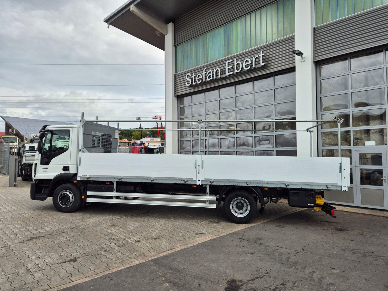 Iveco Eurocargo ML140E28/P Gerüstbau 3 Sitze AHK Klima - Platforminis/ Bortinis sunkvežimis: foto 5 Iveco Eurocargo ML140E28/P Gerüstbau 3 Sitze AHK Klima - Platforminis/ Bortinis sunkvežimis: foto 5