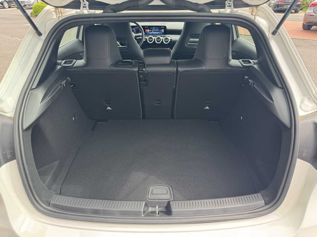 Sedanas Mercedes-Benz A 200d AMG+AHK+Ambiente+RFK+MBUX+LED+IHC: foto 8