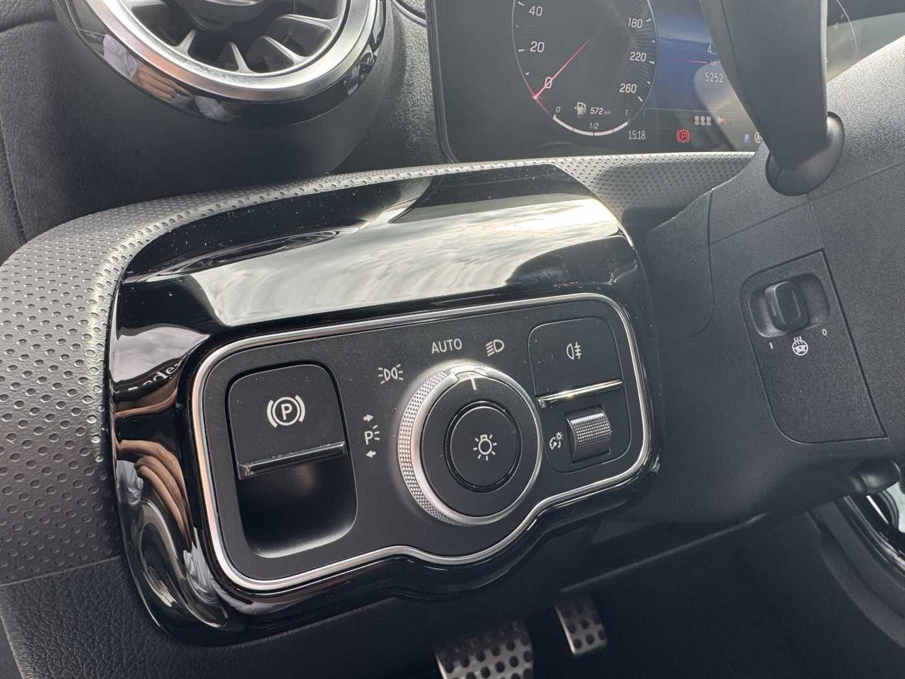 Sedanas Mercedes-Benz A 200d AMG+AHK+Ambiente+RFK+MBUX+LED+IHC: foto 10
