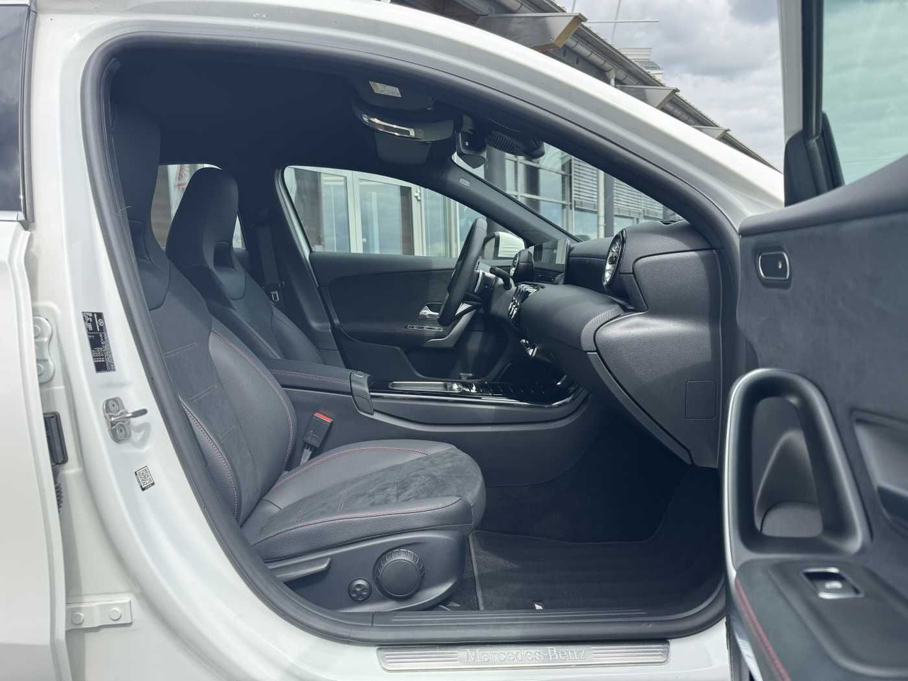 Sedanas Mercedes-Benz A 200d AMG+AHK+Ambiente+RFK+MBUX+LED+IHC: foto 6