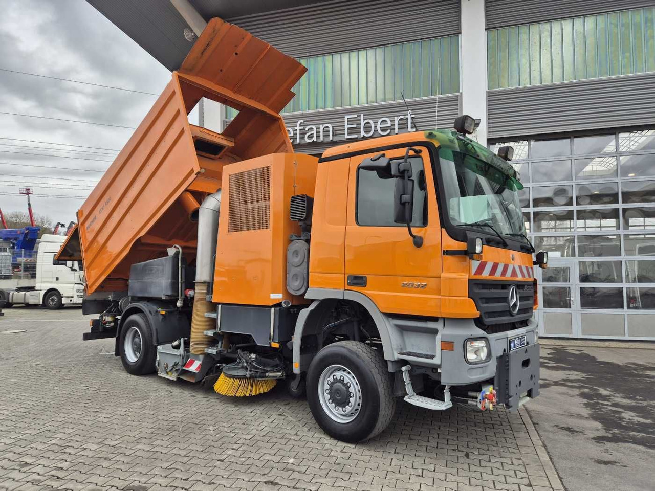 Mercedes-Benz Actros 2032 A 4x4 Bucher STKF 9500 Airport 30x - Gatvių šlavimo mašina: foto 2 Mercedes-Benz Actros 2032 A 4x4 Bucher STKF 9500 Airport 30x - Gatvių šlavimo mašina: foto 2