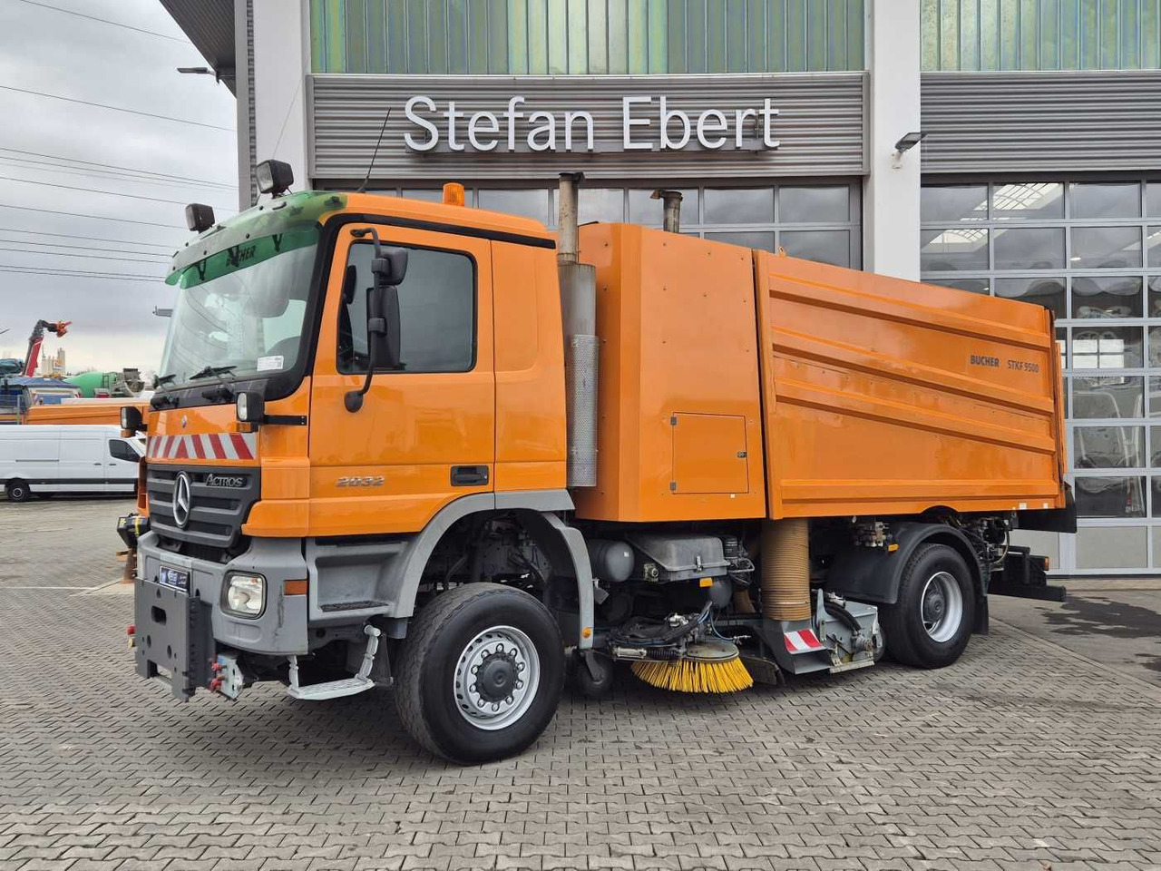 Mercedes-Benz Actros 2032 A 4x4 Bucher STKF 9500 Airport 30x - Gatvių šlavimo mašina: foto 3 Mercedes-Benz Actros 2032 A 4x4 Bucher STKF 9500 Airport 30x - Gatvių šlavimo mašina: foto 3