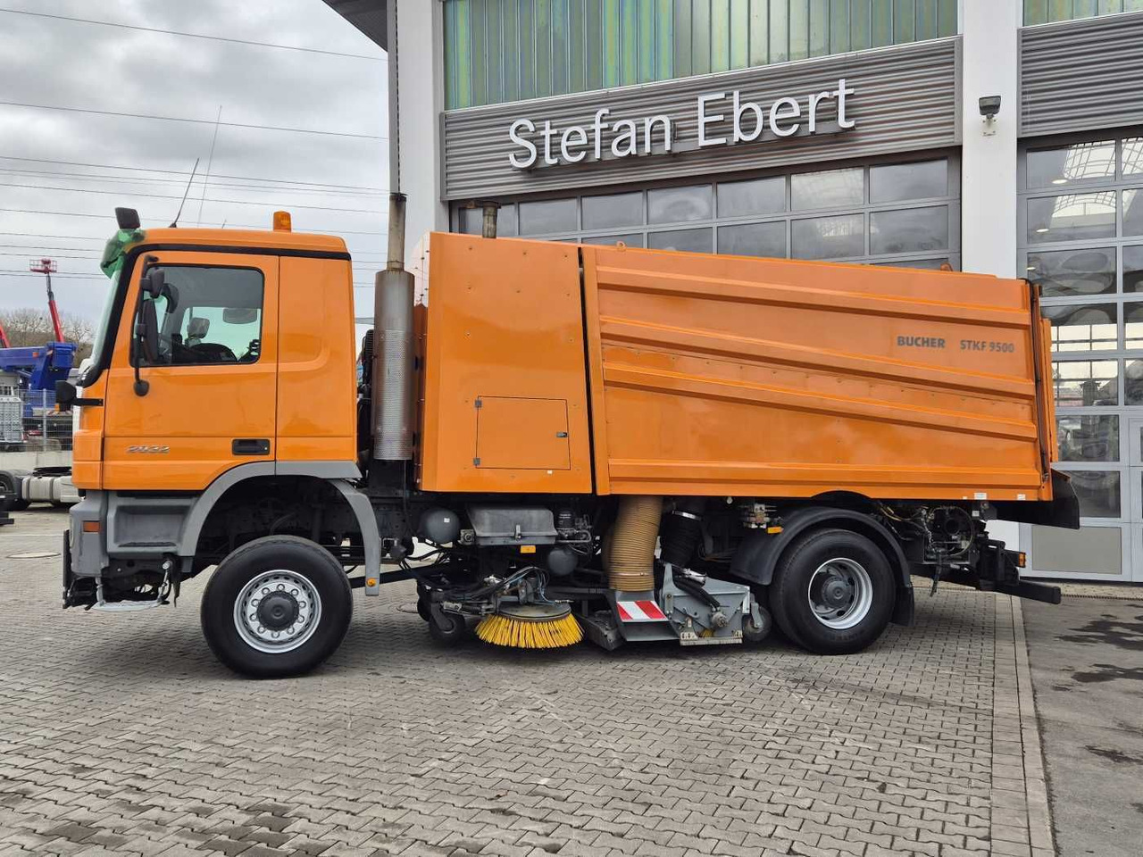 Mercedes-Benz Actros 2032 A 4x4 Bucher STKF 9500 Airport 30x - Gatvių šlavimo mašina: foto 5 Mercedes-Benz Actros 2032 A 4x4 Bucher STKF 9500 Airport 30x - Gatvių šlavimo mašina: foto 5