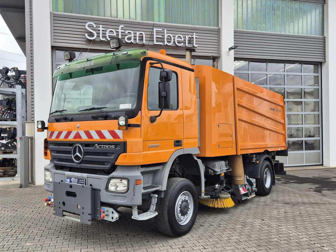 Mercedes-Benz Actros 2032 A 4x4 Bucher STKF 9500 Airport 30x - Gatvių šlavimo mašina: foto 1 Mercedes-Benz Actros 2032 A 4x4 Bucher STKF 9500 Airport 30x - Gatvių šlavimo mašina: foto 1