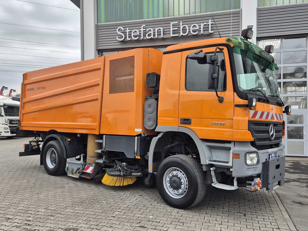 Mercedes-Benz Actros 2032 A 4x4 Bucher STKF 9500 Airport 30x - Gatvių šlavimo mašina: foto 4 Mercedes-Benz Actros 2032 A 4x4 Bucher STKF 9500 Airport 30x - Gatvių šlavimo mašina: foto 4