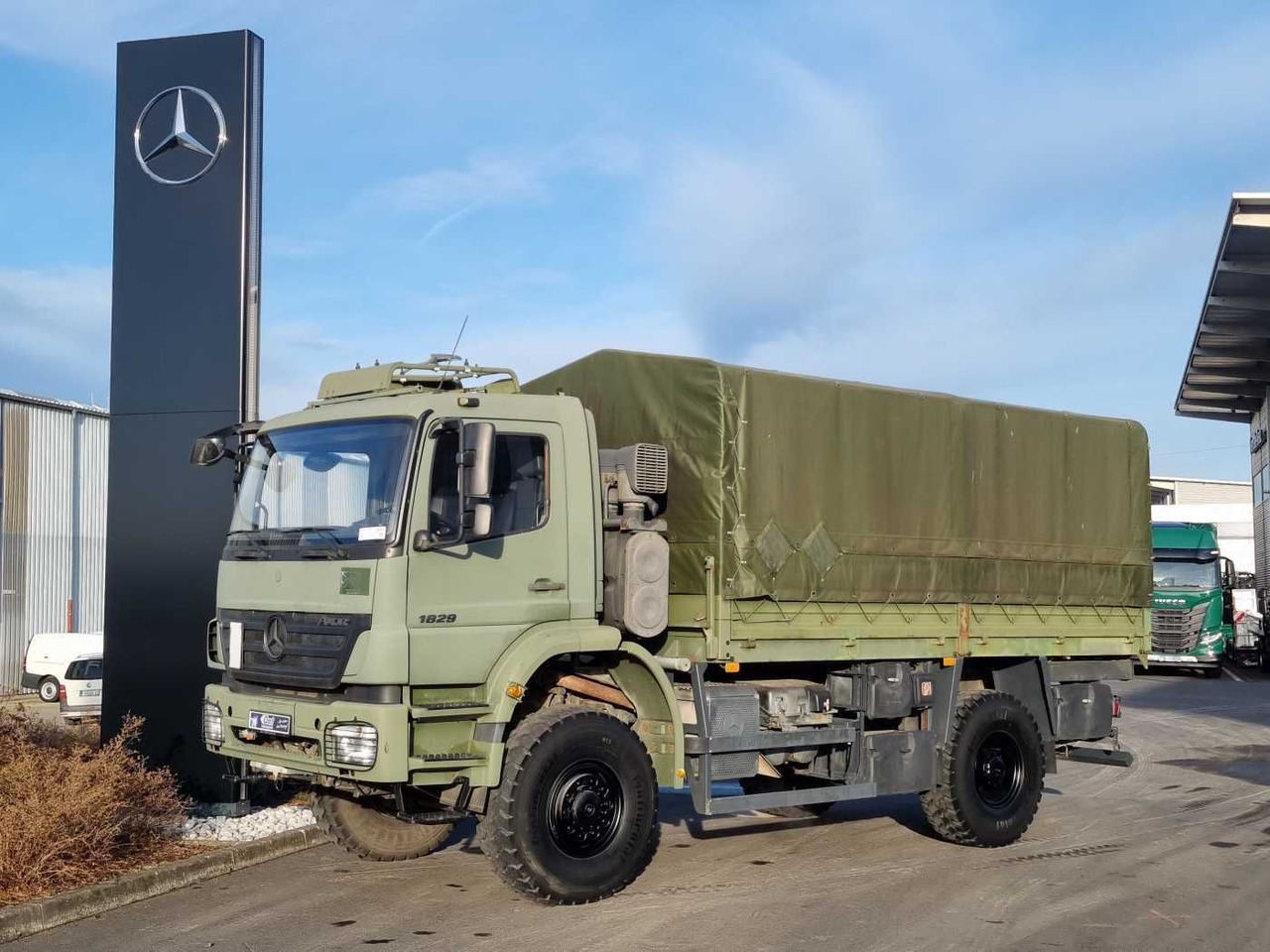 Mercedes-Benz Axor 1829 A 4x4 Pritsche/Plane 10 Stück - Platforminis/ Bortinis sunkvežimis: foto 3 Mercedes-Benz Axor 1829 A 4x4 Pritsche/Plane 10 Stück - Platforminis/ Bortinis sunkvežimis: foto 3