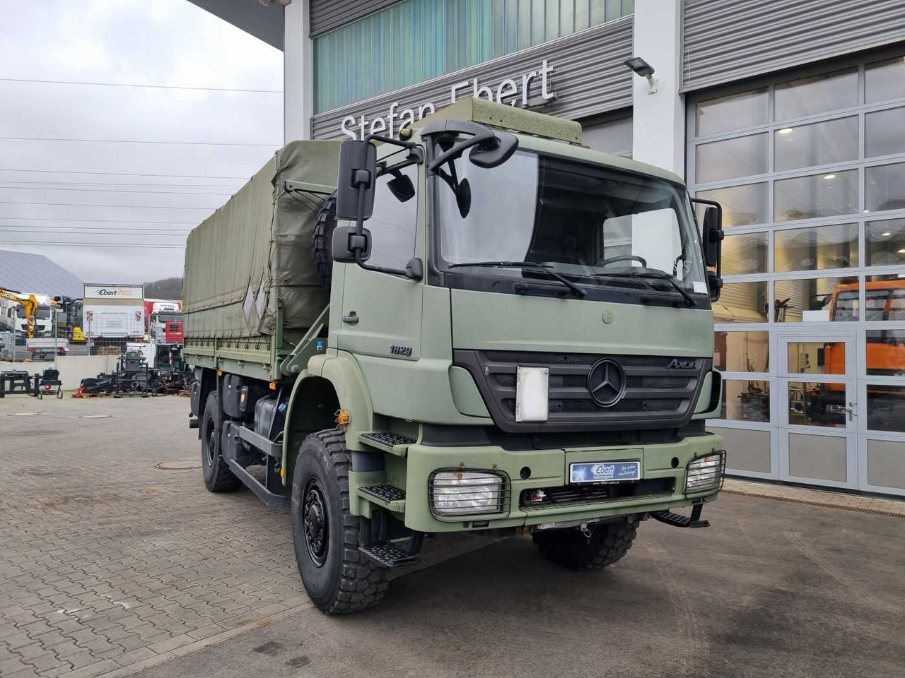 Mercedes-Benz Axor 1829 A 4x4 Pritsche/Plane 10 Stück - Platforminis/ Bortinis sunkvežimis: foto 3 Mercedes-Benz Axor 1829 A 4x4 Pritsche/Plane 10 Stück - Platforminis/ Bortinis sunkvežimis: foto 3
