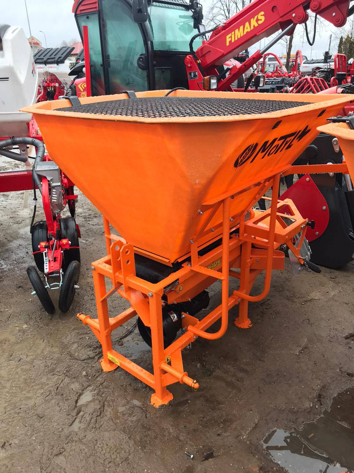 POM Augustów salt and sand spreader with communal attachment Motyl N 31M/1 - Trąšų barstytuvas: foto 1 POM Augustów salt and sand spreader with communal attachment Motyl N 31M/1 - Trąšų barstytuvas: foto 1
