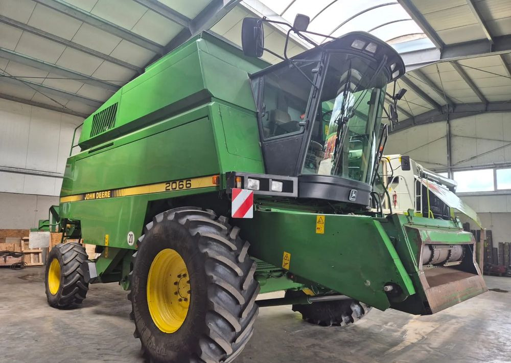 John Deere 2066 - Derliaus nuėmimo kombainas: foto 1 John Deere 2066 - Derliaus nuėmimo kombainas: foto 1