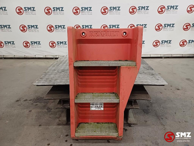 Renault Occ opstapbak rechts Renault - Kabina ir interjeras - Sunkvežimis: foto 1 Renault Occ opstapbak rechts Renault - Kabina ir interjeras - Sunkvežimis: foto 1