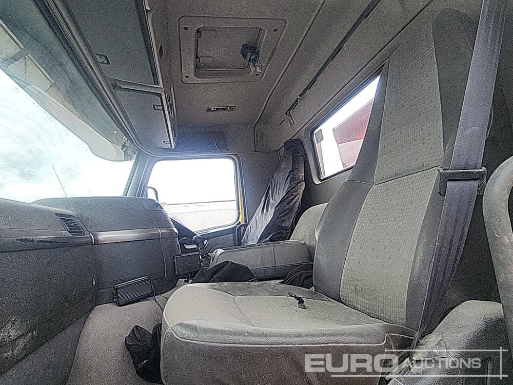 Savivartis sunkvežimis 2004 Volvo 8x4 Tipper, Manual Gearbox, Looby Body: foto 25