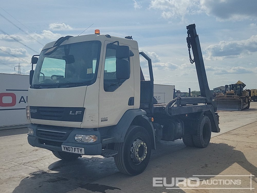 2007 DAF LF55.220 - Nuožulnaus pakėlimo ant platformos sunkvežimis: foto 1 2007 DAF LF55.220 - Nuožulnaus pakėlimo ant platformos sunkvežimis: foto 1