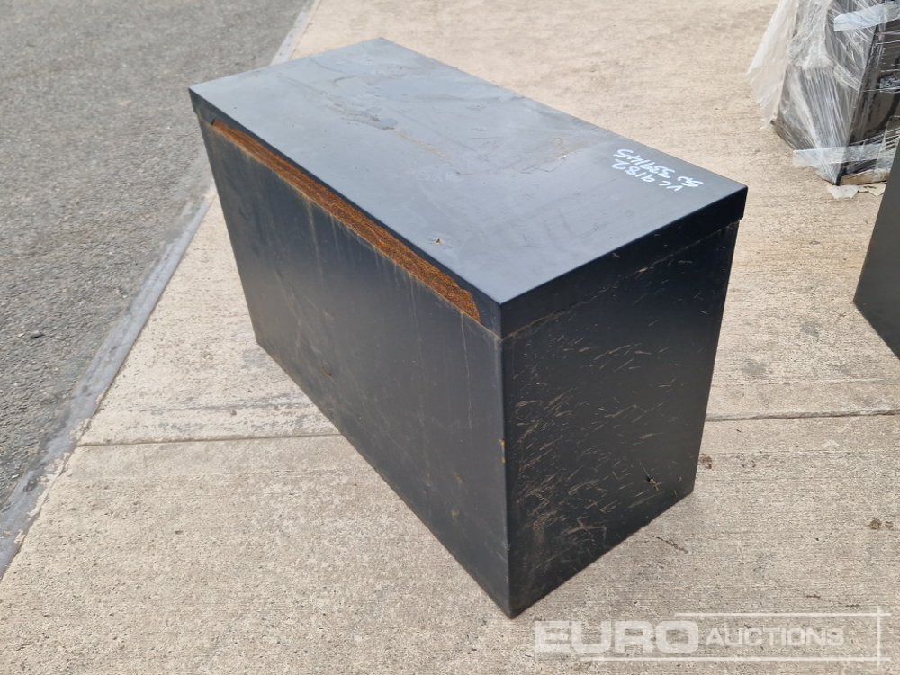 Armorgard 36" Storage Box (No Keys) - Statybinė įranga: foto 2 Armorgard 36" Storage Box (No Keys) - Statybinė įranga: foto 2