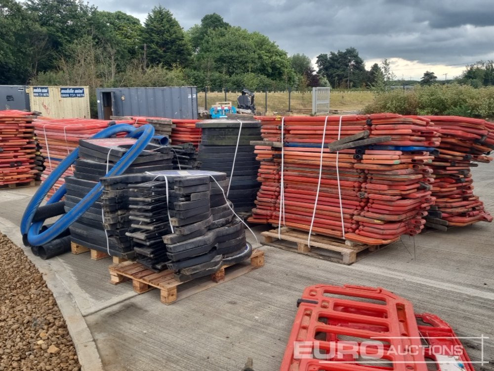 Statybinė įranga Pallet of Plastic Safety Barriers (5 of) Pallet of Road Signs (3 of): foto 7