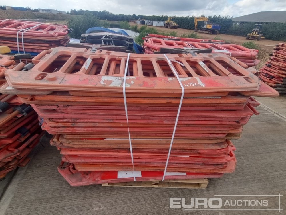 Statybinė įranga Pallet of Plastic Safety Barriers (5 of) Pallet of Road Signs (3 of): foto 10