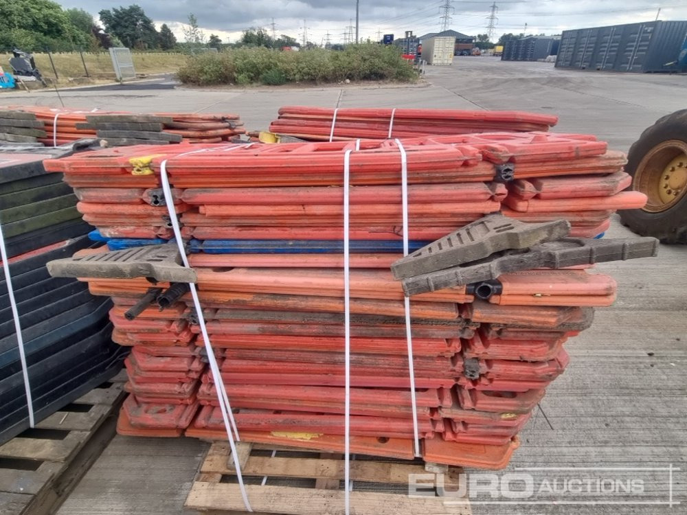 Statybinė įranga Pallet of Plastic Safety Barriers (5 of) Pallet of Road Signs (3 of): foto 17