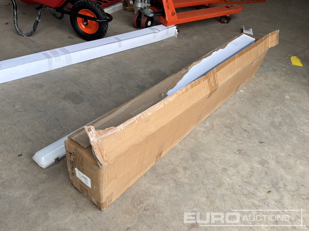 Unused 6' LED Ceiling Lights (6 of) - Garažo įranga: foto 2 Unused 6' LED Ceiling Lights (6 of) - Garažo įranga: foto 2