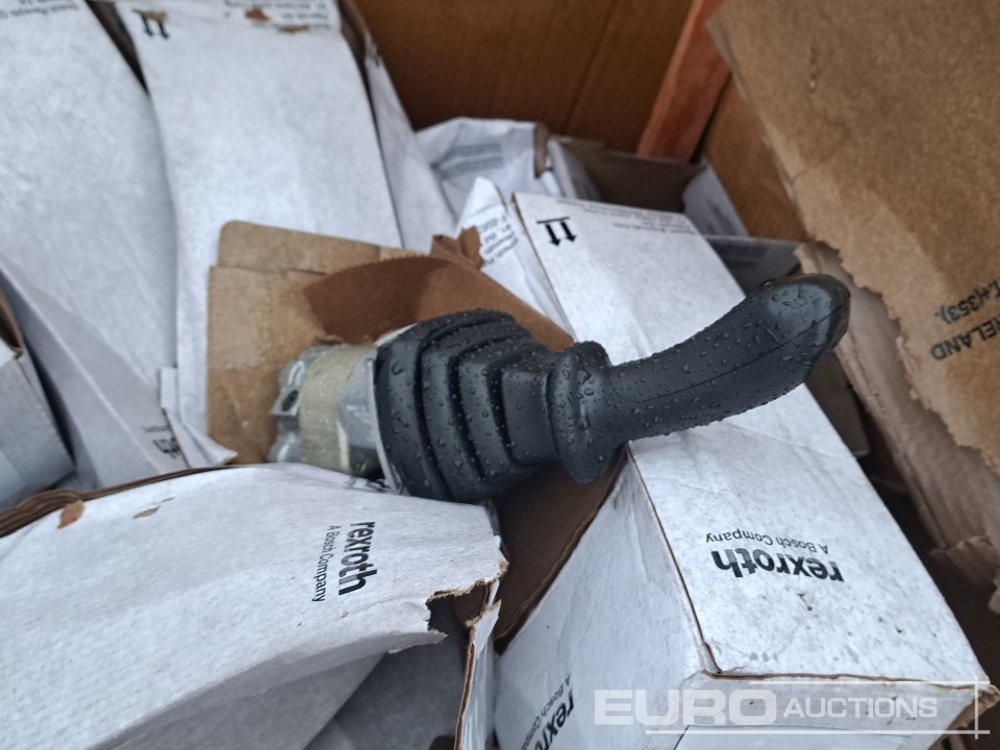 Unused Bosch 4TH6 Joysticks (38 of) - Statybinė įranga: foto 5 Unused Bosch 4TH6 Joysticks (38 of) - Statybinė įranga: foto 5