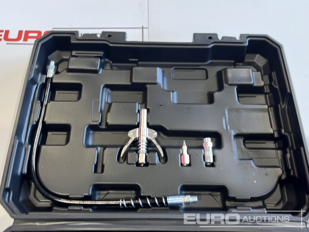 Unused Boss 21 Volt Lithium Battery Cordless Grease Gun, 2 Batteries, Charger, Case, Shoulder Strap, Extension Pieces and Fittings - Garažo įranga: foto 4 Unused Boss 21 Volt Lithium Battery Cordless Grease Gun, 2 Batteries, Charger, Case, Shoulder Strap, Extension Pieces and Fittings - Garažo įranga: foto 4