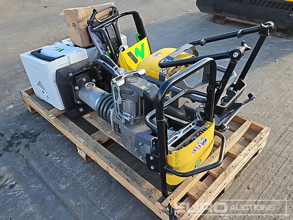 Wacker Neuson Pallet of Battery Equipment AS50e Trench Compactor, AP1840e Compaction Plate, ACBe Backpack Vibrating Concrete Poker, Charger, BoB5 & BoB14 Battery - Asfalto mašina: foto 1 Wacker Neuson Pallet of Battery Equipment AS50e Trench Compactor, AP1840e Compaction Plate, ACBe Backpack Vibrating Concrete Poker, Charger, BoB5 & BoB14 Battery - Asfalto mašina: foto 1