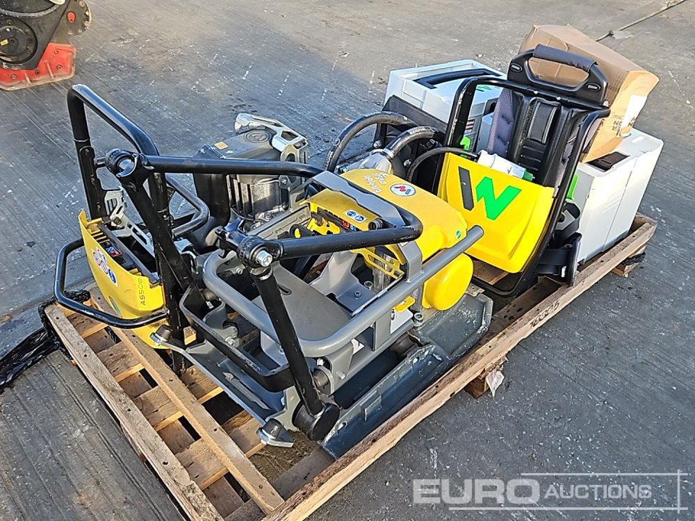 Wacker Neuson Pallet of Battery Equipment AS50e Trench Compactor, AP1840e Compaction Plate, ACBe Backpack Vibrating Concrete Poker, Charger, BoB5 & BoB14 Battery - Asfalto mašina: foto 3 Wacker Neuson Pallet of Battery Equipment AS50e Trench Compactor, AP1840e Compaction Plate, ACBe Backpack Vibrating Concrete Poker, Charger, BoB5 & BoB14 Battery - Asfalto mašina: foto 3