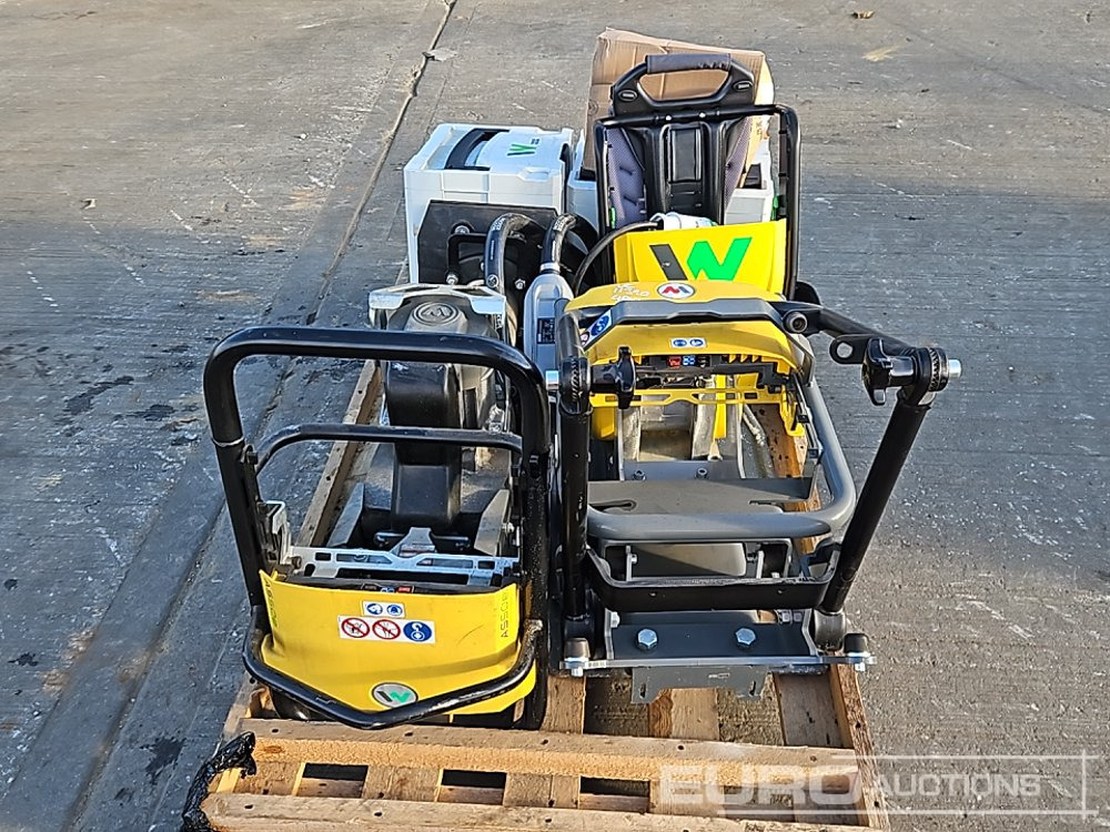 Wacker Neuson Pallet of Battery Equipment AS50e Trench Compactor, AP1840e Compaction Plate, ACBe Backpack Vibrating Concrete Poker, Charger, BoB5 & BoB14 Battery - Asfalto mašina: foto 2 Wacker Neuson Pallet of Battery Equipment AS50e Trench Compactor, AP1840e Compaction Plate, ACBe Backpack Vibrating Concrete Poker, Charger, BoB5 & BoB14 Battery - Asfalto mašina: foto 2
