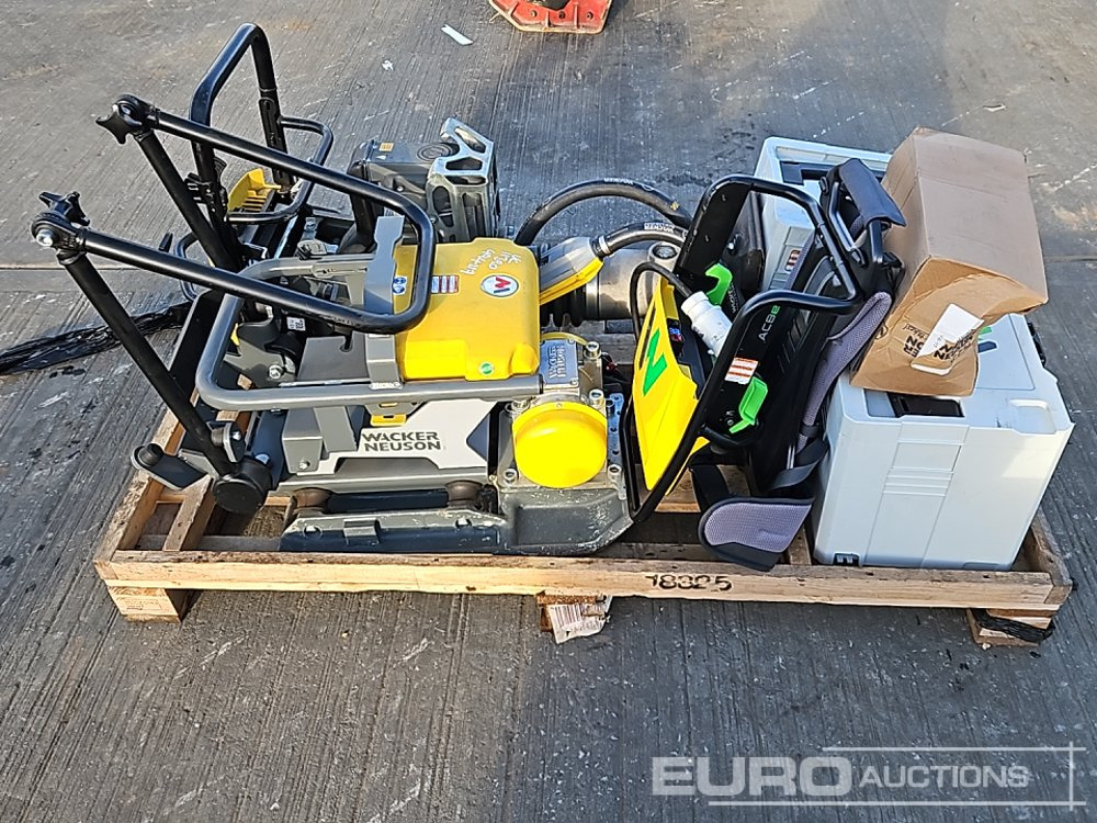 Wacker Neuson Pallet of Battery Equipment AS50e Trench Compactor, AP1840e Compaction Plate, ACBe Backpack Vibrating Concrete Poker, Charger, BoB5 & BoB14 Battery - Asfalto mašina: foto 4 Wacker Neuson Pallet of Battery Equipment AS50e Trench Compactor, AP1840e Compaction Plate, ACBe Backpack Vibrating Concrete Poker, Charger, BoB5 & BoB14 Battery - Asfalto mašina: foto 4