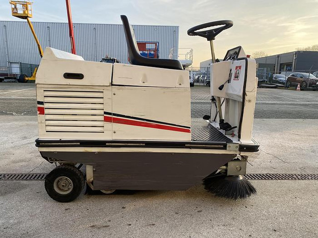 Dulevo 75 EH, Veegmachine - Gatvių šlavimo mašina: foto 4 Dulevo 75 EH, Veegmachine - Gatvių šlavimo mašina: foto 4