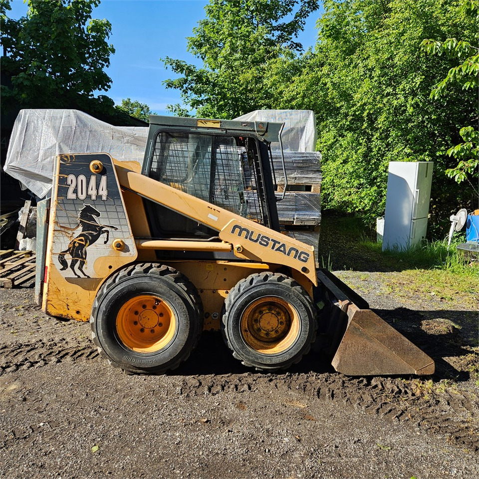 Bobcat Mustang 2044 - Mini krautuvas: foto 5 Bobcat Mustang 2044 - Mini krautuvas: foto 5